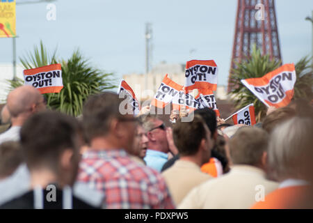 Blackpool, Lancashire, UK, 11.August 2018 Sport Nachrichten. Unterstützer von Blackpool Football Club Bühne ein Protest gegen die Inhaber Karl und Owen oyston an der Bloomfield Road vor den Teams home Befestigung der Saison. Songs, Chants und einige Eier werfen als Fans äußerten ihren Unmut, wie der Club ausgeführt wird. copyright Gary Telford/Alamy leben Nachrichten Stockfoto