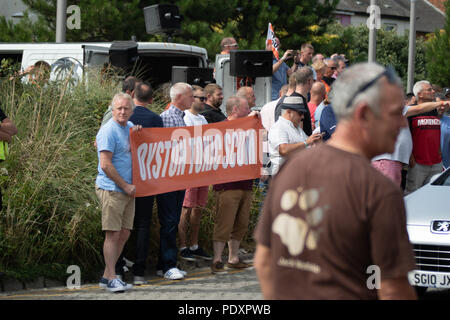 Blackpool, Lancashire, UK, 11.August 2018 Sport Nachrichten. Unterstützer von Blackpool Football Club Bühne ein Protest gegen die Inhaber Karl und Owen oyston an der Bloomfield Road vor den Teams home Befestigung der Saison. Songs, Chants und einige Eier werfen als Fans äußerten ihren Unmut, wie der Club ausgeführt wird. copyright Gary Telford/Alamy leben Nachrichten Stockfoto