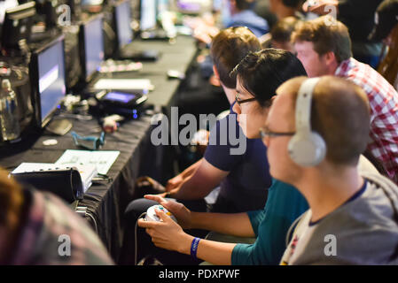 Printworks, London, UK. 11. August 2018. Menschen spielen Spiele bei den Spielen in London Expo Printworks, mit vielen originalen Spielautomaten, Flipper, Konsolen, Computerspiele und Sammlerstücke. Quelle: Matthew Chattle/Alamy leben Nachrichten Stockfoto