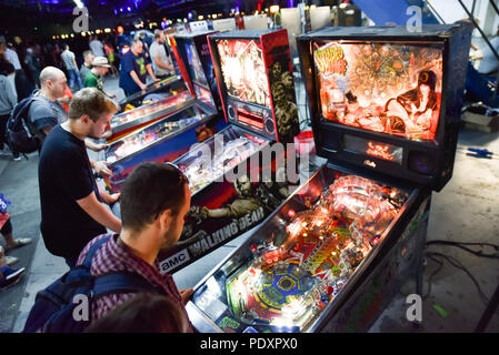 Printworks, London, UK. 11. August 2018. Menschen spielen Spiele bei den Spielen in London Expo Printworks, mit vielen originalen Spielautomaten, Flipper, Konsolen, Computerspiele und Sammlerstücke. Quelle: Matthew Chattle/Alamy leben Nachrichten Stockfoto