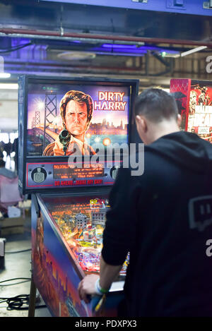 Printworks, London, UK. 11. August 2018. Menschen spielen Spiele bei den Spielen in London Expo Printworks, mit vielen originalen Spielautomaten, Flipper, Konsolen, Computerspiele und Sammlerstücke. Quelle: Matthew Chattle/Alamy leben Nachrichten Stockfoto