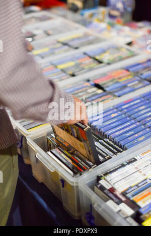 Printworks, London, UK. 11. August 2018. Menschen spielen Spiele bei den Spielen in London Expo Printworks, mit vielen originalen Spielautomaten, Flipper, Konsolen, Computerspiele und Sammlerstücke. Quelle: Matthew Chattle/Alamy leben Nachrichten Stockfoto