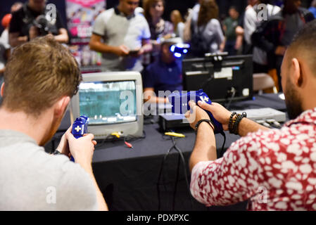 Printworks, London, UK. 11. August 2018. Menschen spielen Spiele bei den Spielen in London Expo Printworks, mit vielen originalen Spielautomaten, Flipper, Konsolen, Computerspiele und Sammlerstücke. Quelle: Matthew Chattle/Alamy leben Nachrichten Stockfoto