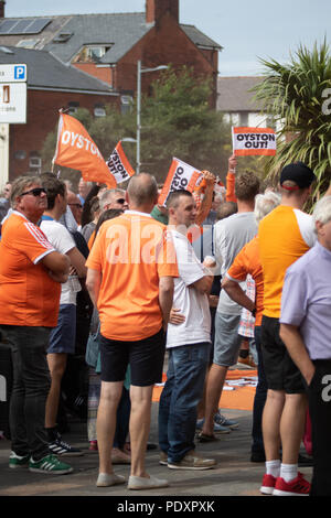 Blackpool, Lancashire, UK, 11.August 2018 Sport Nachrichten. Unterstützer von Blackpool Football Club Bühne ein Protest gegen die Inhaber Karl und Owen oyston an der Bloomfield Road vor den Teams home Befestigung der Saison. Songs, Chants und einige Eier werfen als Fans äußerten ihren Unmut, wie der Club ausgeführt wird. copyright Gary Telford/Alamy leben Nachrichten Stockfoto