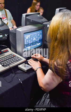 Printworks, London, UK. 11. August 2018. Menschen spielen Spiele bei den Spielen in London Expo Printworks, mit vielen originalen Spielautomaten, Flipper, Konsolen, Computerspiele und Sammlerstücke. Quelle: Matthew Chattle/Alamy leben Nachrichten Stockfoto