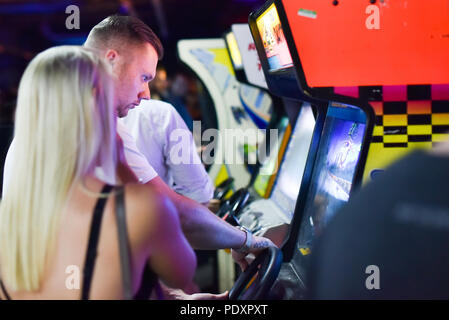 Printworks, London, UK. 11. August 2018. Menschen spielen Spiele bei den Spielen in London Expo Printworks, mit vielen originalen Spielautomaten, Flipper, Konsolen, Computerspiele und Sammlerstücke. Quelle: Matthew Chattle/Alamy leben Nachrichten Stockfoto