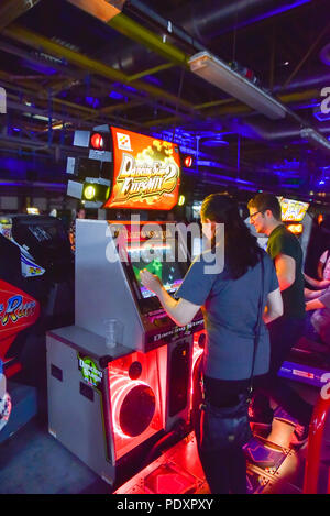 Printworks, London, UK. 11. August 2018. Menschen spielen Spiele bei den Spielen in London Expo Printworks, mit vielen originalen Spielautomaten, Flipper, Konsolen, Computerspiele und Sammlerstücke. Quelle: Matthew Chattle/Alamy leben Nachrichten Stockfoto