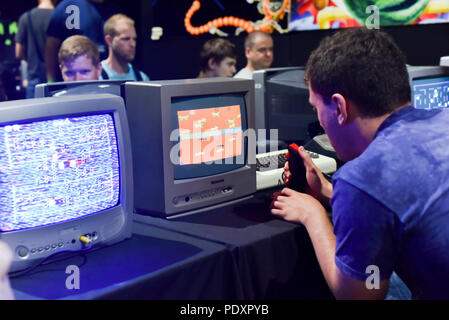 Printworks, London, UK. 11. August 2018. Menschen spielen Spiele bei den Spielen in London Expo Printworks, mit vielen originalen Spielautomaten, Flipper, Konsolen, Computerspiele und Sammlerstücke. Quelle: Matthew Chattle/Alamy leben Nachrichten Stockfoto