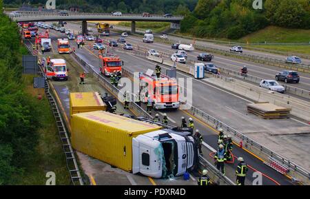 Leinfelden-Echterdingen, Deutschland. 11 Aug, 2018. Nach einem Unfall mit einem Lkw auf der Autobahn A8, die Fahrer waren stundenlang im Stau stecken. Nach Angaben der Polizei, Verkehr und Rückstau für zwölf Kilometer auf der Strecke nach München stagnierte. Aus unbekannten Gründen, ein LKW-Fahrer verlor die Kontrolle über sein Fahrzeug an einer Baustelle am Mittag, schlagen die Leitplanke und kippte auf der Straße. Credit: Andreas Rosar/dpa/Alamy leben Nachrichten Stockfoto