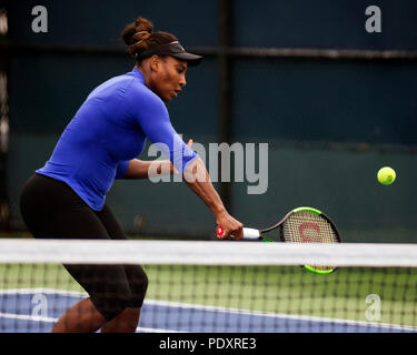 Ohio, USA, 11. August 2018: Serena Williams während der Praxis an der westlichen Süden öffnen, Mason, Ohio USA. Brent Clark/Alamy leben Nachrichten Stockfoto