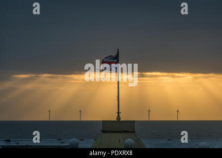 Ein Wetter - Union Jack Flagge geschlagen, Clacton-on-Sea, Essex, Großbritannien Stockfoto