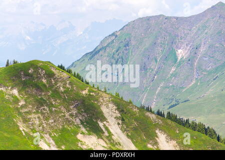 Blau medizinischen Hubschrauber über die Alpen in der Nähe von Wildenkarkogel, Saalbach, Österreich fliegen Stockfoto