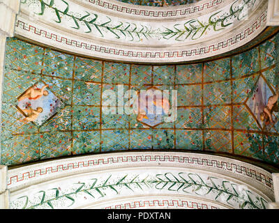 Decken in den halbkreisförmigen Säulengang Loggia mit Blick auf den Innenhof der Villa Giulia - Nationale Etruskische Museum Villa Giulia - Rom, Italien Stockfoto