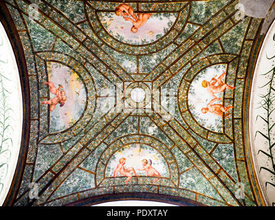 Decken in den halbkreisförmigen Säulengang Loggia mit Blick auf den Innenhof der Villa Giulia - Nationale Etruskische Museum Villa Giulia - Rom, Italien Stockfoto