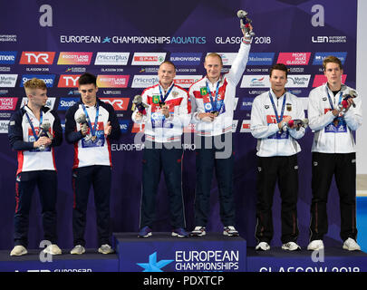 Männer Synchronisiert 3m Sprungbrett letzte Medaille Präsentation (von links nach rechts) Silber medaillengewinner Großbritanniens Jack Lacher (links) und Christopher Mears, goldmedaillengewinner Russlands Evgenll Kuznetsov (links) und Illa Zakharov und Bronze die Medaillengewinner Deutschland Patrick Hausding (links) und Lars Rüdiger bei Tag neun der 2018 Europameisterschaften im Royal Commonwealth Pool, Edinburgh. Stockfoto