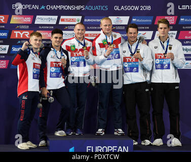 Männer Synchronisiert 3m Sprungbrett letzte Medaille Präsentation (von links nach rechts) Silber medaillengewinner Großbritanniens Jack Lacher (links) und Christopher Mears, goldmedaillengewinner Russlands Evgenll Kuznetsov (links) und Illa Zakharov und Bronze die Medaillengewinner Deutschland Patrick Hausding (links) und Lars Rüdiger bei Tag neun der 2018 Europameisterschaften im Royal Commonwealth Pool, Edinburgh. Stockfoto