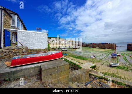 Ruderboot auf trockenem Land in Fowey, Cornwall, England, Großbritannien Stockfoto