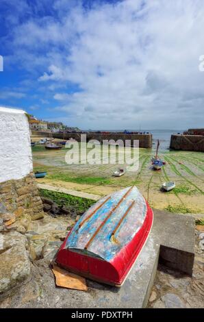 Ruderboot auf trockenem Land in Fowey, Cornwall, England, Großbritannien Stockfoto