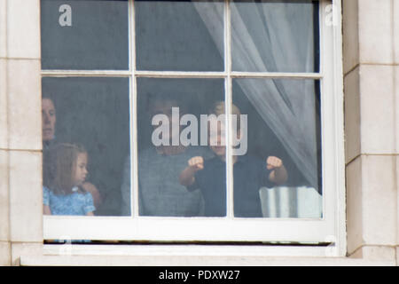 Unglaublich niedlichen Fotos von Prinzessin Charlotte und Prince George zeigen die beiden Jungen royals Spaß an ein Fenster im Buckingham Palace. Beide Kinder wurden gesehen, ihre Zungen stossen, salutierte, winken und Grimassen heute. Mit: Prince George, Prinzessin Charlotte Wo: London, Großbritannien Wann: 10 Aug 2018 Quelle: WENN.com Stockfoto