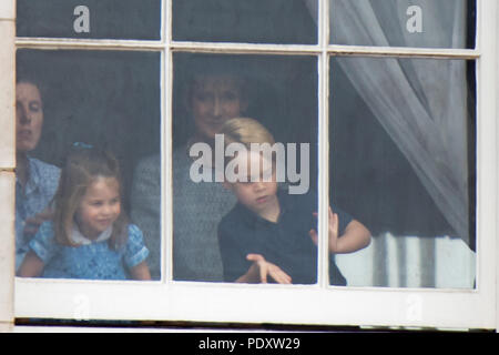 Unglaublich niedlichen Fotos von Prinzessin Charlotte und Prince George zeigen die beiden Jungen royals Spaß an ein Fenster im Buckingham Palace. Beide Kinder wurden gesehen, ihre Zungen stossen, salutierte, winken und Grimassen heute. Mit: Prince George, Prinzessin Charlotte Wo: London, Großbritannien Wann: 10 Aug 2018 Quelle: WENN.com Stockfoto