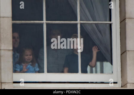 Unglaublich niedlichen Fotos von Prinzessin Charlotte und Prince George zeigen die beiden Jungen royals Spaß an ein Fenster im Buckingham Palace. Beide Kinder wurden gesehen, ihre Zungen stossen, salutierte, winken und Grimassen heute. Mit: Prince George, Prinzessin Charlotte Wo: London, Großbritannien Wann: 10 Aug 2018 Quelle: WENN.com Stockfoto