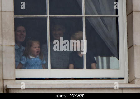 Unglaublich niedlichen Fotos von Prinzessin Charlotte und Prince George zeigen die beiden Jungen royals Spaß an ein Fenster im Buckingham Palace. Beide Kinder wurden gesehen, ihre Zungen stossen, salutierte, winken und Grimassen heute. Mit: Prince George, Prinzessin Charlotte Wo: London, Großbritannien Wann: 10 Aug 2018 Quelle: WENN.com Stockfoto