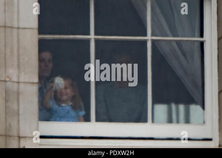 Unglaublich niedlichen Fotos von Prinzessin Charlotte und Prince George zeigen die beiden Jungen royals Spaß an ein Fenster im Buckingham Palace. Beide Kinder wurden gesehen, ihre Zungen stossen, salutierte, winken und Grimassen heute. Mit: Prince George, Prinzessin Charlotte Wo: London, Großbritannien Wann: 10 Aug 2018 Quelle: WENN.com Stockfoto