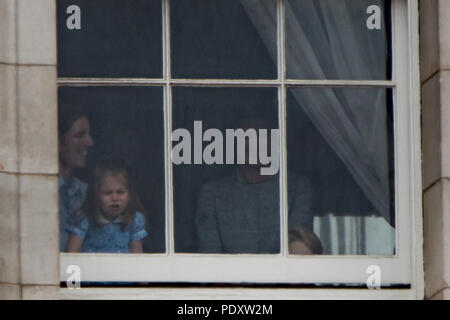 Unglaublich niedlichen Fotos von Prinzessin Charlotte und Prince George zeigen die beiden Jungen royals Spaß an ein Fenster im Buckingham Palace. Beide Kinder wurden gesehen, ihre Zungen stossen, salutierte, winken und Grimassen heute. Mit: Prince George, Prinzessin Charlotte Wo: London, Großbritannien Wann: 10 Aug 2018 Quelle: WENN.com Stockfoto