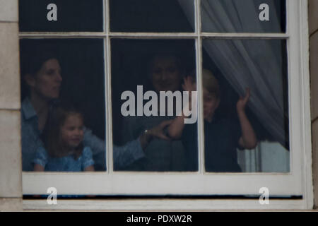 Unglaublich niedlichen Fotos von Prinzessin Charlotte und Prince George zeigen die beiden Jungen royals Spaß an ein Fenster im Buckingham Palace. Beide Kinder wurden gesehen, ihre Zungen stossen, salutierte, winken und Grimassen heute. Mit: Prince George, Prinzessin Charlotte Wo: London, Großbritannien Wann: 10 Aug 2018 Quelle: WENN.com Stockfoto