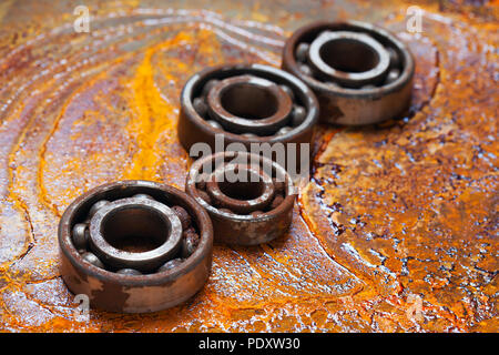 Rusty Kugellager mit dem rostigen Hintergrund. Stockfoto