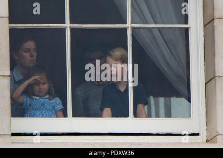 Unglaublich niedlichen Fotos von Prinzessin Charlotte und Prince George zeigen die beiden Jungen royals Spaß an ein Fenster im Buckingham Palace. Beide Kinder wurden gesehen, ihre Zungen stossen, salutierte, winken und Grimassen heute. Mit: Prince George, Prinzessin Charlotte Wo: London, Großbritannien Wann: 10 Aug 2018 Quelle: WENN.com Stockfoto