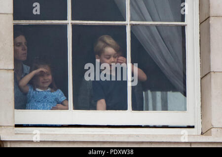 Unglaublich niedlichen Fotos von Prinzessin Charlotte und Prince George zeigen die beiden Jungen royals Spaß an ein Fenster im Buckingham Palace. Beide Kinder wurden gesehen, ihre Zungen stossen, salutierte, winken und Grimassen heute. Mit: Prince George, Prinzessin Charlotte Wo: London, Großbritannien Wann: 10 Aug 2018 Quelle: WENN.com Stockfoto