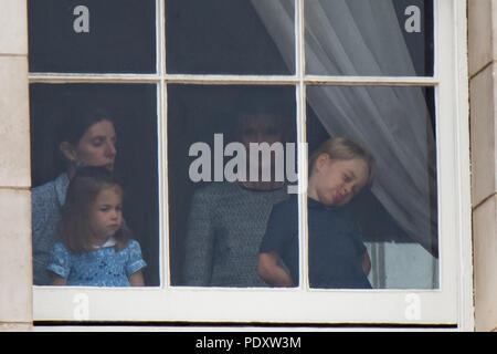 Unglaublich niedlichen Fotos von Prinzessin Charlotte und Prince George zeigen die beiden Jungen royals Spaß an ein Fenster im Buckingham Palace. Beide Kinder wurden gesehen, ihre Zungen stossen, salutierte, winken und Grimassen heute. Mit: Prince George, Prinzessin Charlotte Wo: London, Großbritannien Wann: 10 Aug 2018 Quelle: WENN.com Stockfoto