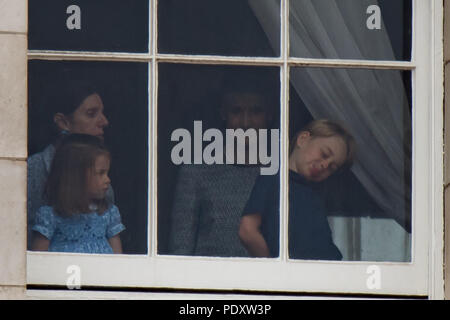 Unglaublich niedlichen Fotos von Prinzessin Charlotte und Prince George zeigen die beiden Jungen royals Spaß an ein Fenster im Buckingham Palace. Beide Kinder wurden gesehen, ihre Zungen stossen, salutierte, winken und Grimassen heute. Mit: Prince George, Prinzessin Charlotte Wo: London, Großbritannien Wann: 10 Aug 2018 Quelle: WENN.com Stockfoto