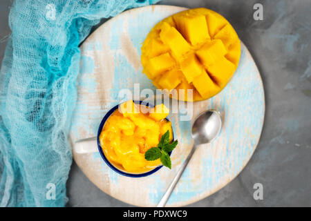 Nahaufnahme von mago Sorbet in Schale sehen Form oben Stockfoto