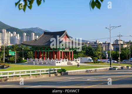 Yangsan, Südkorea - August 2, 2018: Die Glocke von Yangsan City Stockfoto