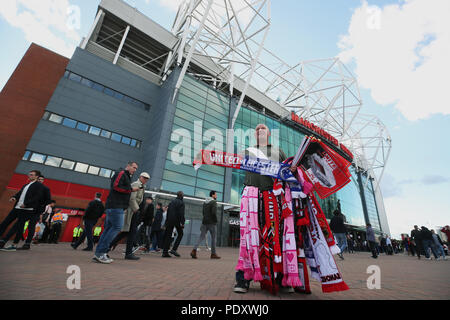 Schal Verkäufer außerhalb der Erde vor der Premier League Spiel im Old Trafford, Manchester. Stockfoto