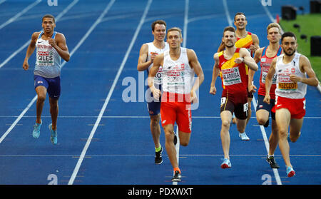 Großbritanniens Elliot Giles (links) in Aktion in der Männer 800m Halbfinale 2 Tag vier der Europäischen Leichtathletik WM 2018 im Olympiastadion, Berlin. Stockfoto