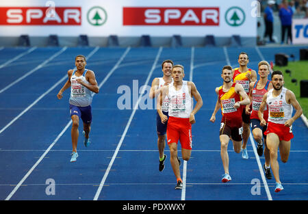 Großbritanniens Elliot Giles (links) in Aktion in der Männer 800m Halbfinale 2 Tag vier der Europäischen Leichtathletik WM 2018 im Olympiastadion, Berlin. Stockfoto