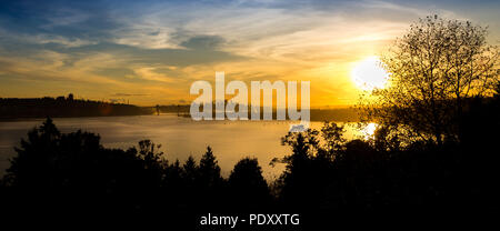 Sonnenuntergang Himmel über Burrard Inlet mit Downtown Vancouver im Hintergrund Stockfoto