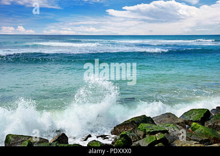 Wellen brechen gegen steinigen Ufer des Ozeans. Seascape. Stockfoto