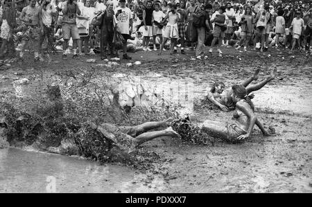 Gruppe von Menschen im Schlamm Schieben beim Woodstock Festival, Kingston, New York, USA, 13. Juli 1994 Stockfoto