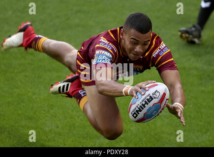 Darnell McIntosh von Huddersfield Giants punktet beim Betfred Super League-Spiel im Totally Wicked Stadium, St. Helens, beim ersten Versuch seiner Seite. Stockfoto