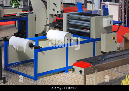 Toilettenpapierrollen Maschine in der Fabrik Stockfoto