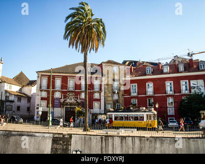 Das Portas do Sol View Point in Alfama, einem gelben Tram Stockfoto