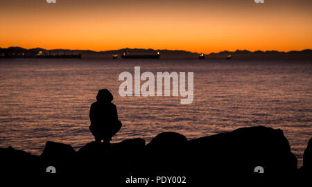 Mann, durch den Ozean mit Blick auf den Horizont. Stockfoto