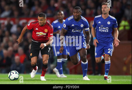 Von Manchester United Alexis Sanchez (links) erhält von Leicester City Wes Morgan (Mitte) und Adrien Silva während der Premier League Spiel im Old Trafford, Manchester. Stockfoto