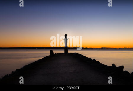 Totem Pole at Ambleside Park, West Vancouver, kurz nach Sonnenuntergang. Stockfoto