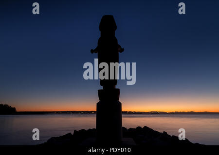 Totem Pole at Ambleside Park, West Vancouver, kurz nach Sonnenuntergang. Stockfoto