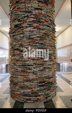 Buchen Sie Turm in Prague Central Library. Turm kreisförmig von Hunderten von Büchern Stockfoto